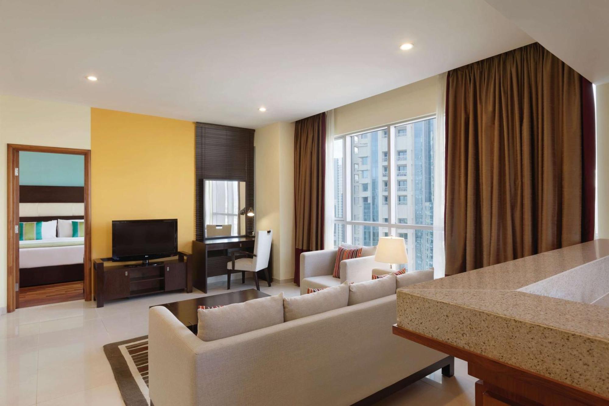 Offerta Staycation per 30 Ore, Check-in 10:00, Check-out 16:00, Sconto 25% su Cibo e Bevande e Lavanderia, Trasferimenti Centro Commerciale e Spiaggia