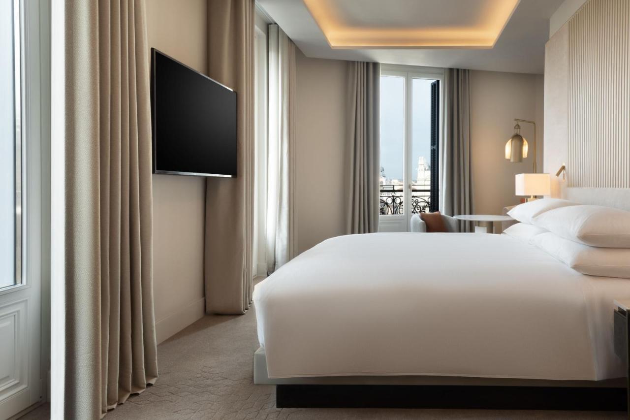 Premium Deluxe Corner King Room City View,1411294028:JPEG