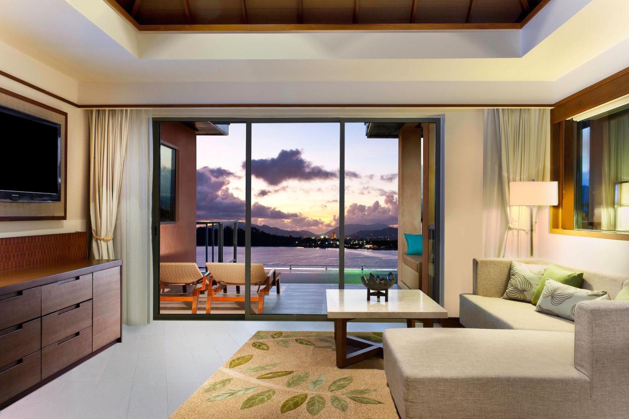 Oceanfront View 1 Bedroom Larger Villa 1 King