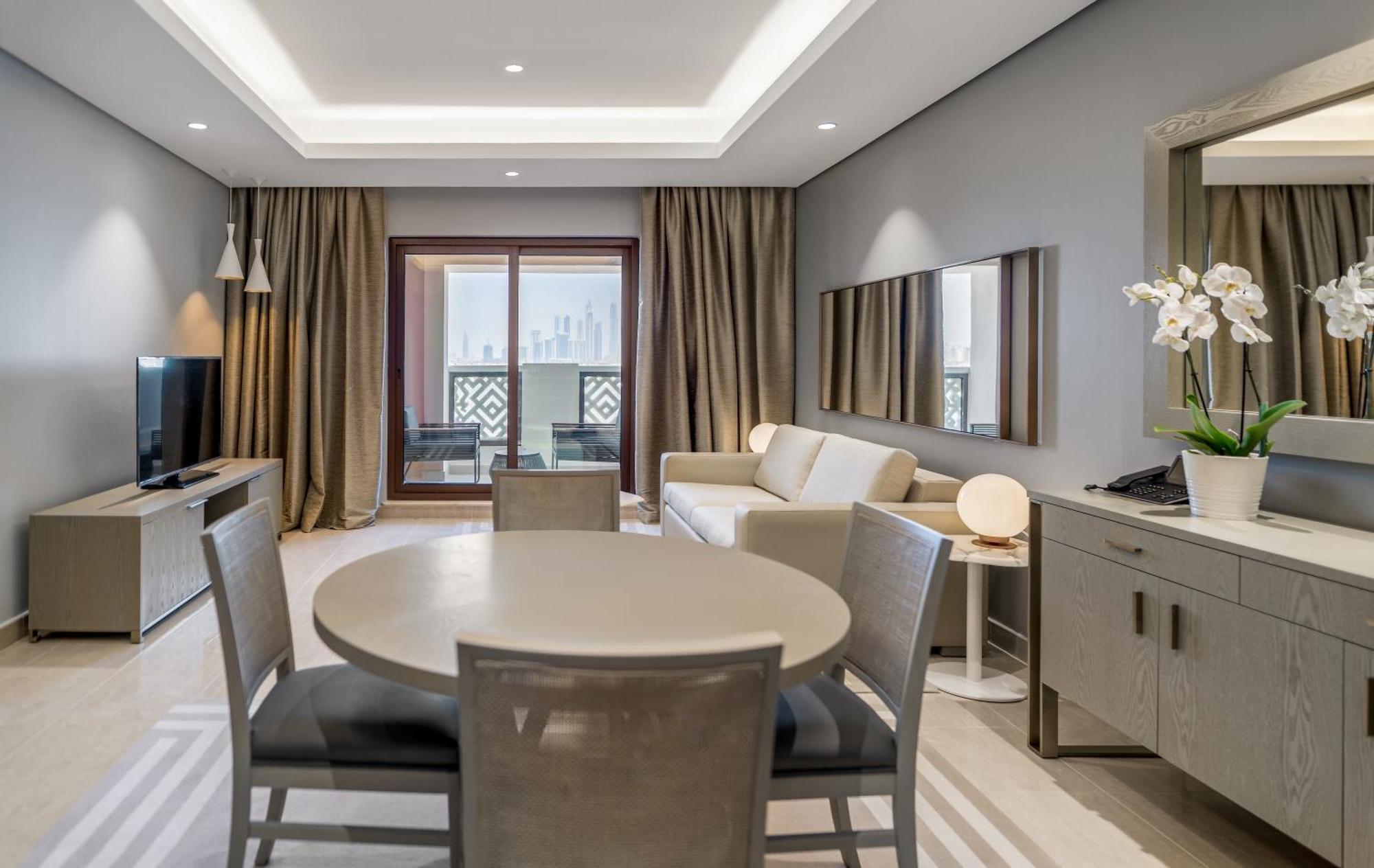 Appartamento Familiare con 2 Camere da Letto, Vista Skyline e Accesso Spiaggia Privata