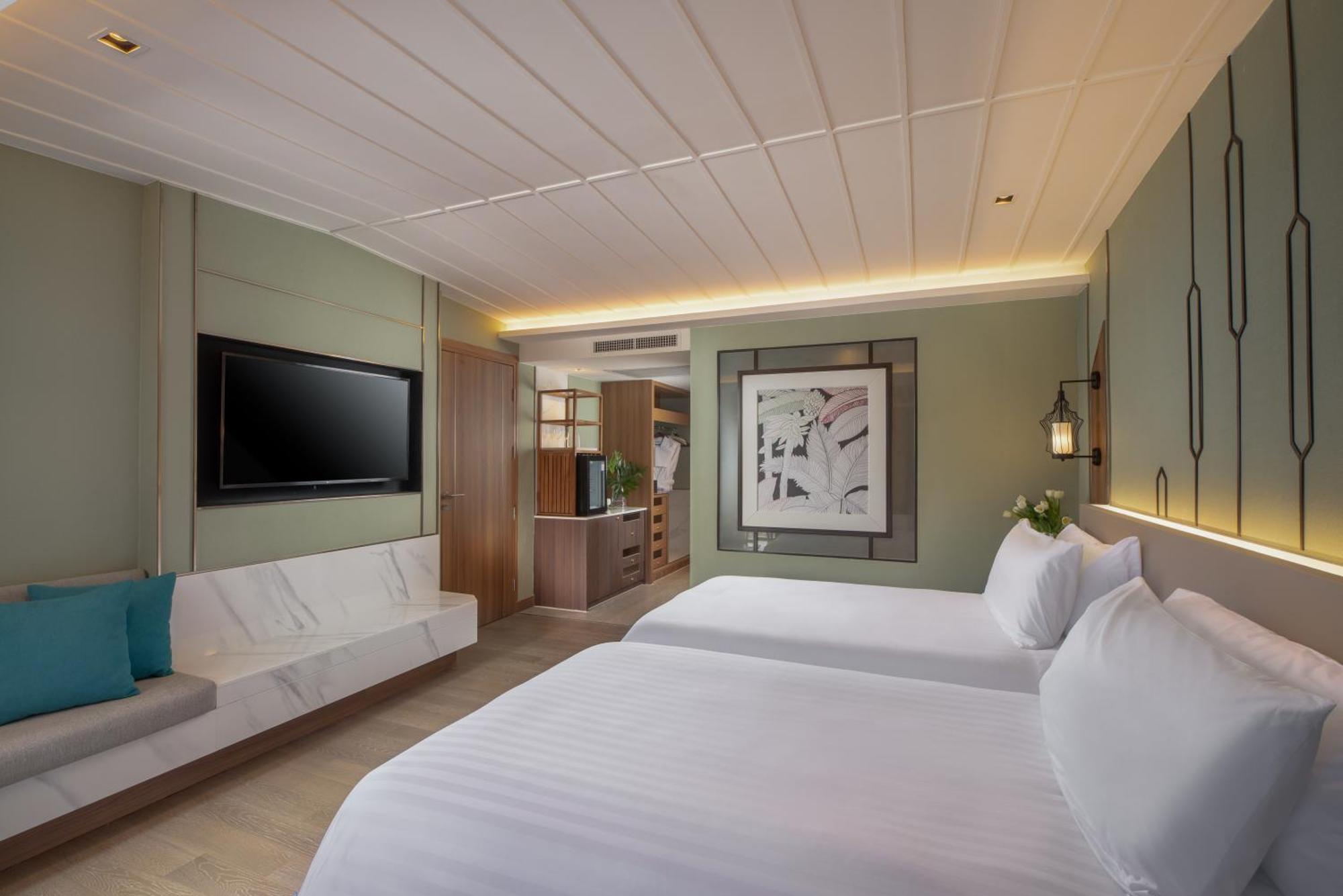 Premier Connecting Room Pool view