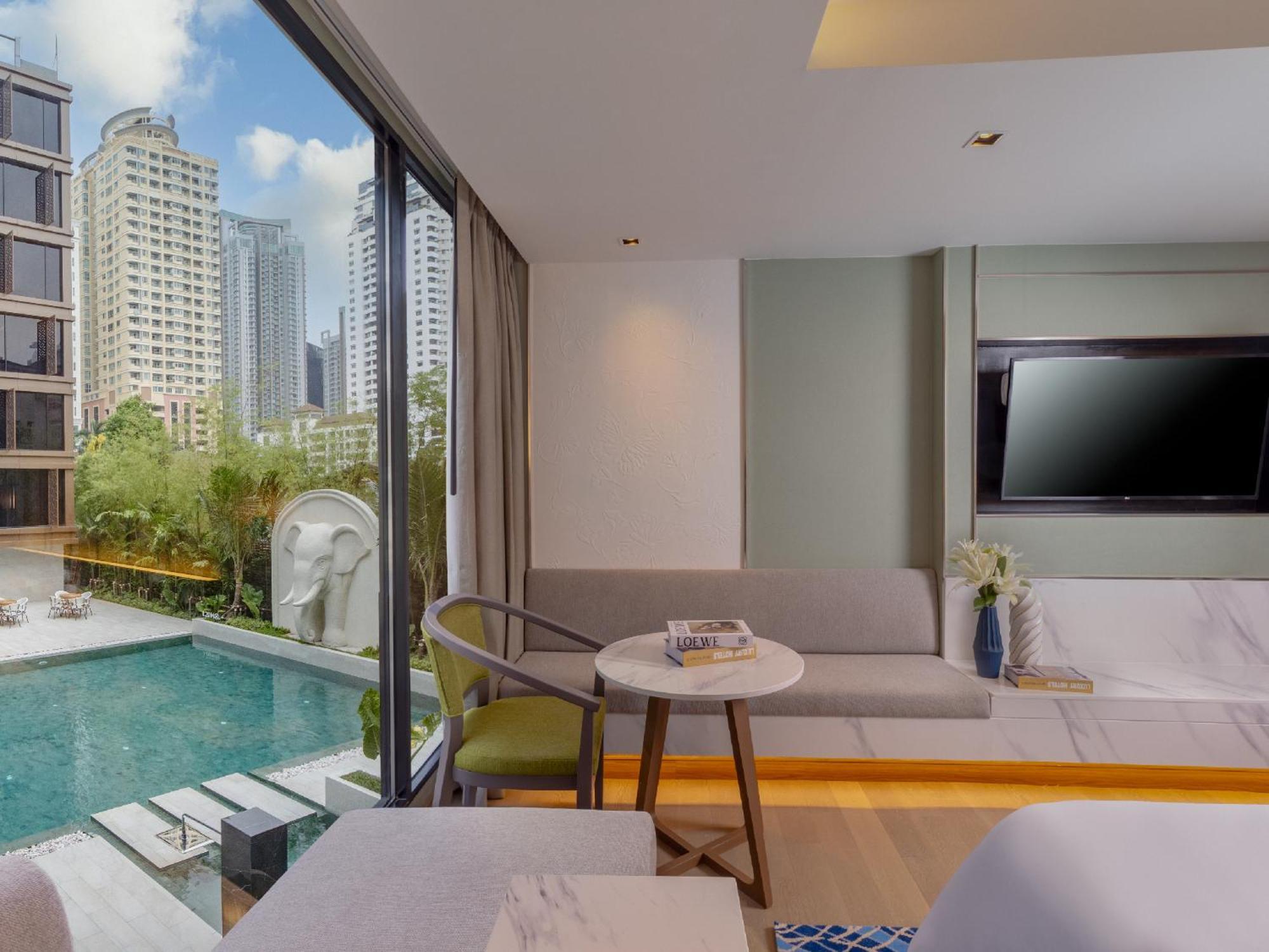 Premier Connecting Room Pool view