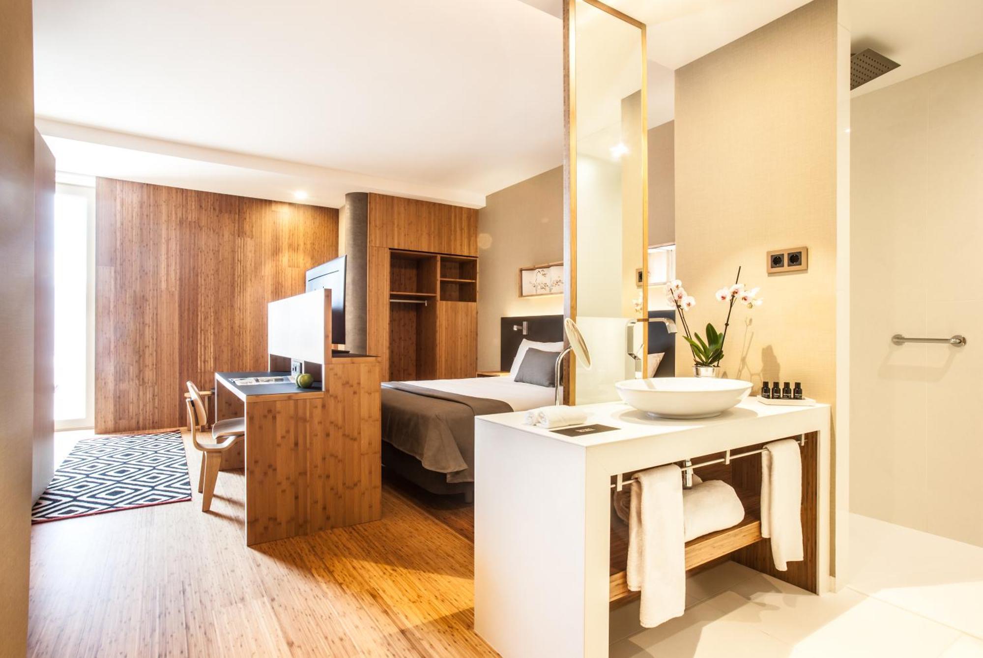 Deluxe Double Room with Balcony,1589609544:JPEG