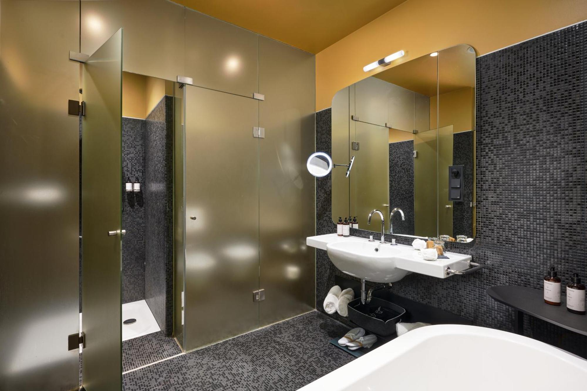 Premium King Room with City View,1610861037:JPEG