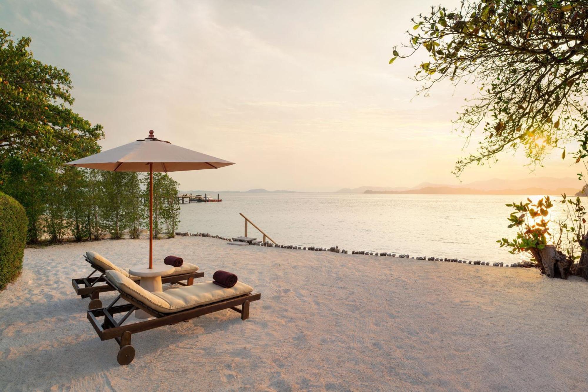 One-Bedroom Beachfront Villa Sofa Bed