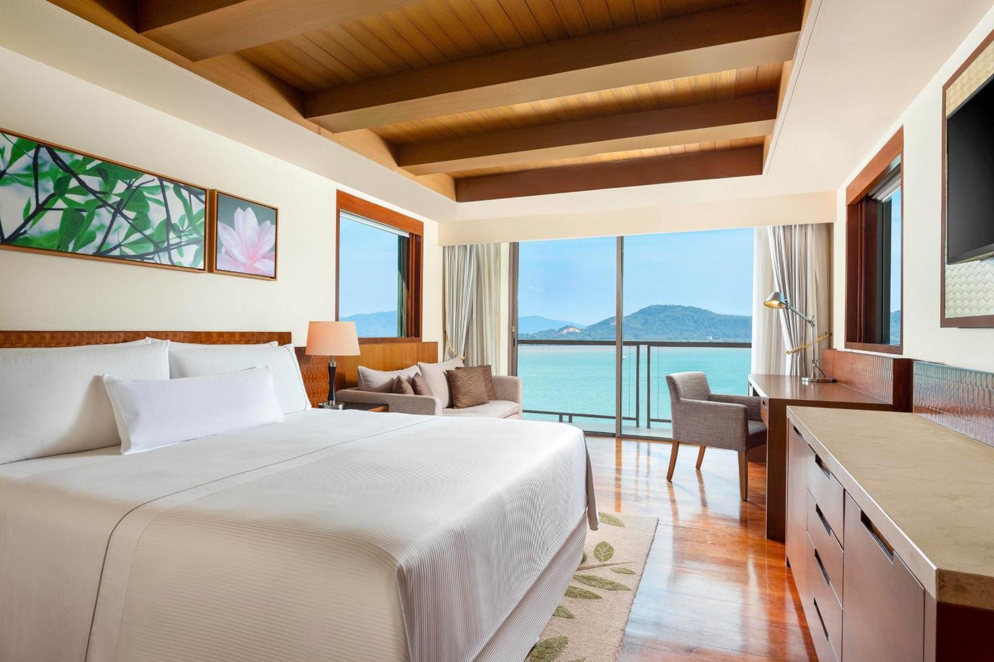 Oceanfront View 1 Bedroom Larger Villa 1 King