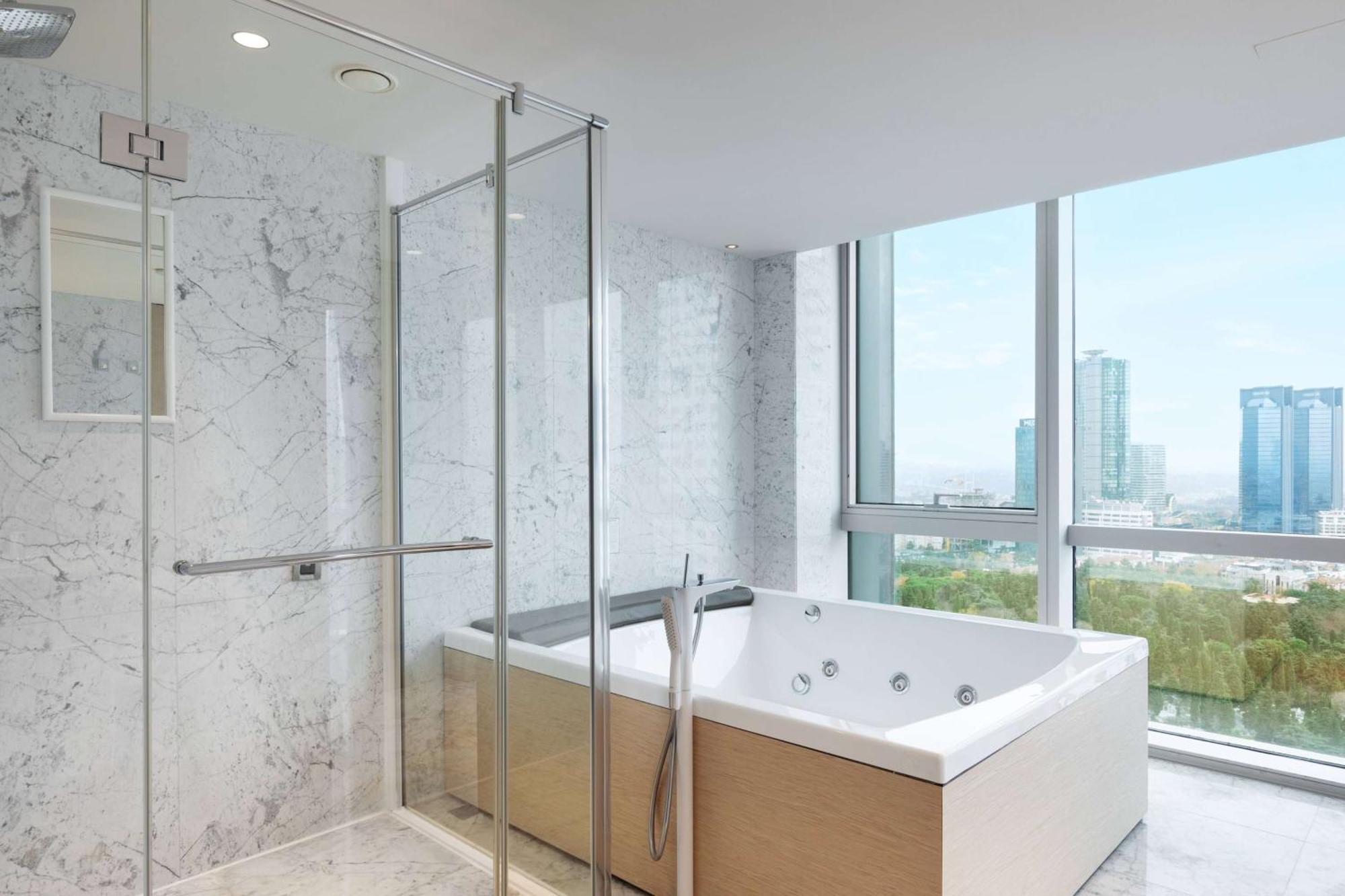 Corner Suite King Bed with City View,1742904252:JPEG