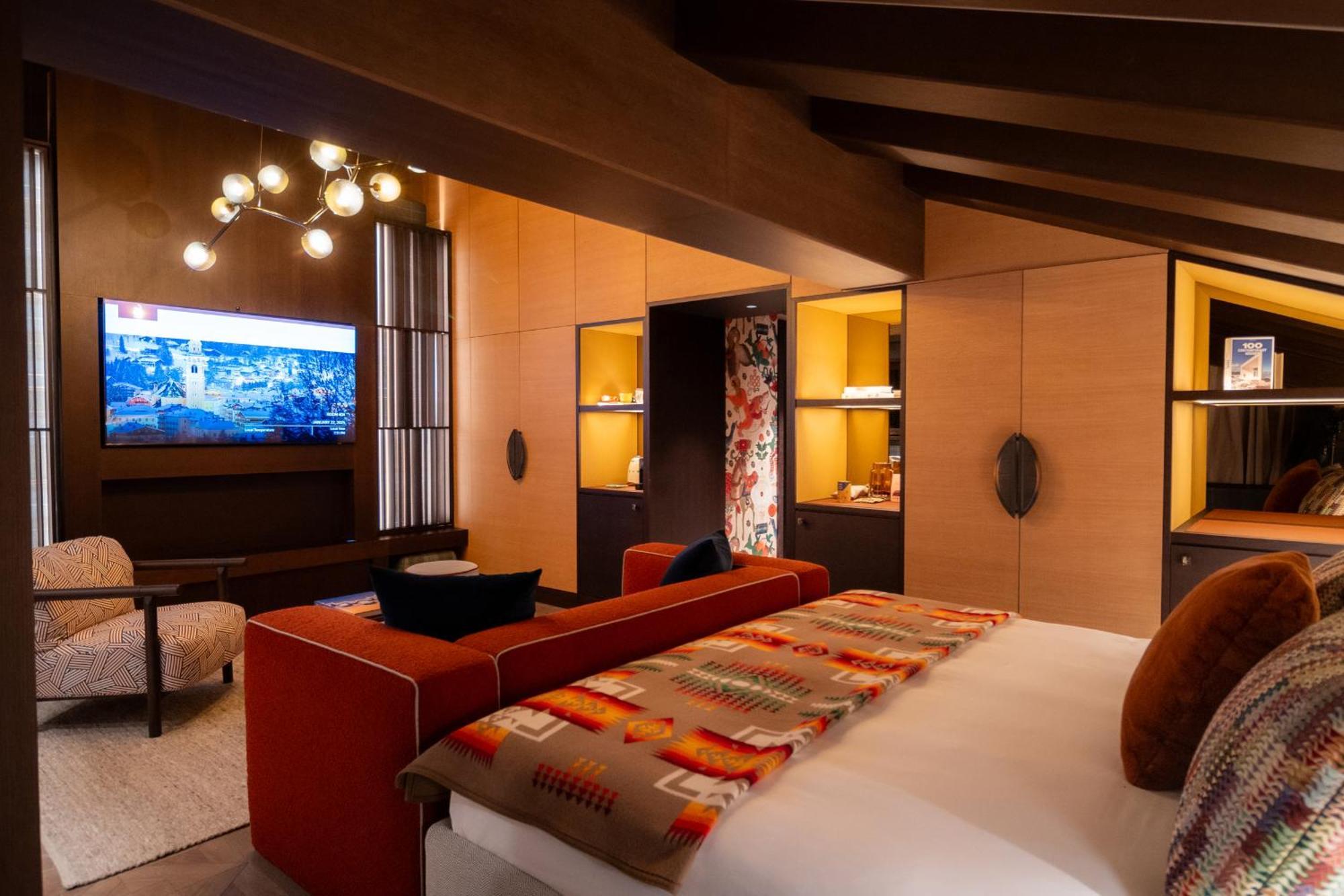 Suite,1644401826:JPEG