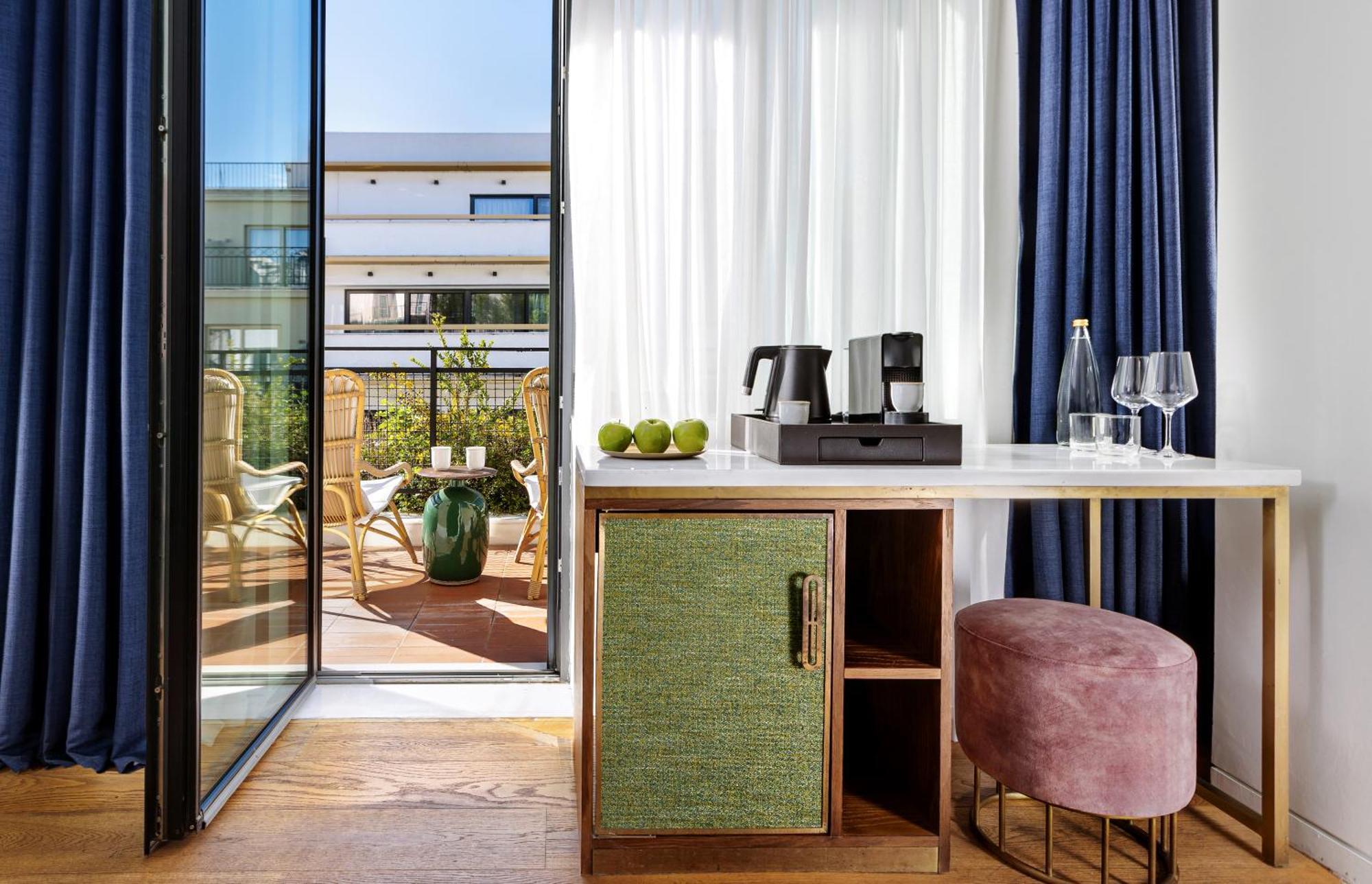 Executive Suite,1657220910:JPEG