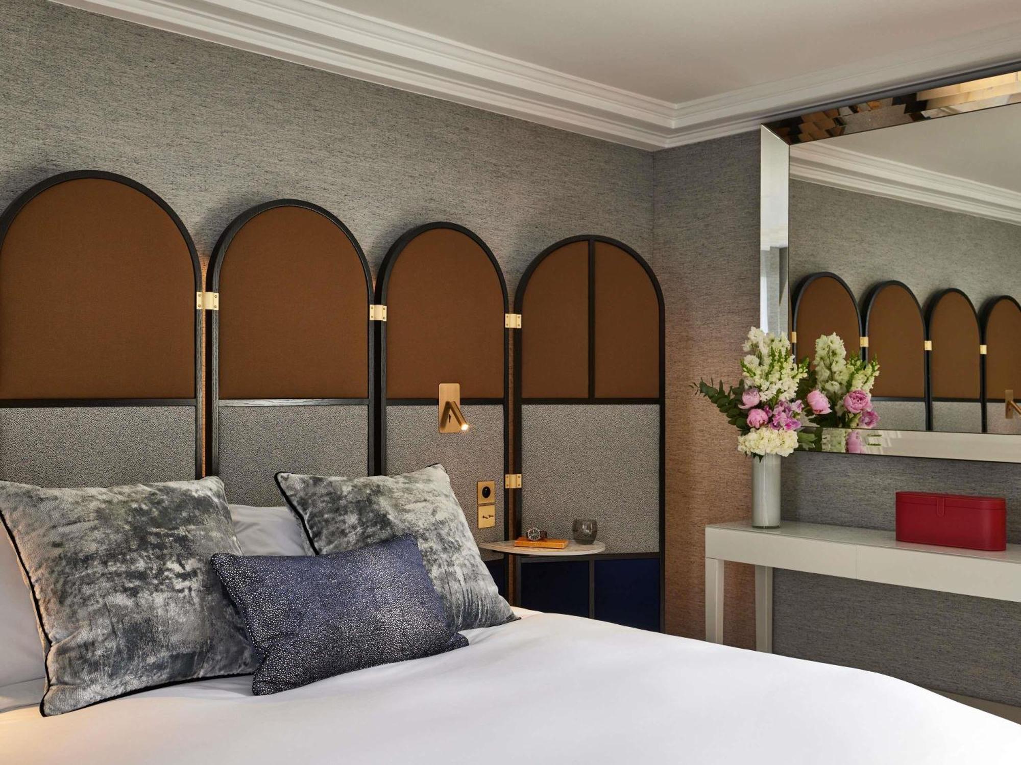 King Signature Suite with Eiffel Tower View and Lounge Access,1729982060:JPEG