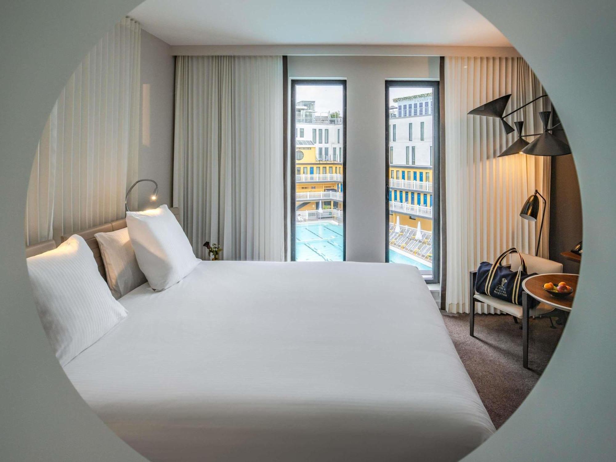 Suite King con Divano-Letto e Area Salotto - Vista Piscina