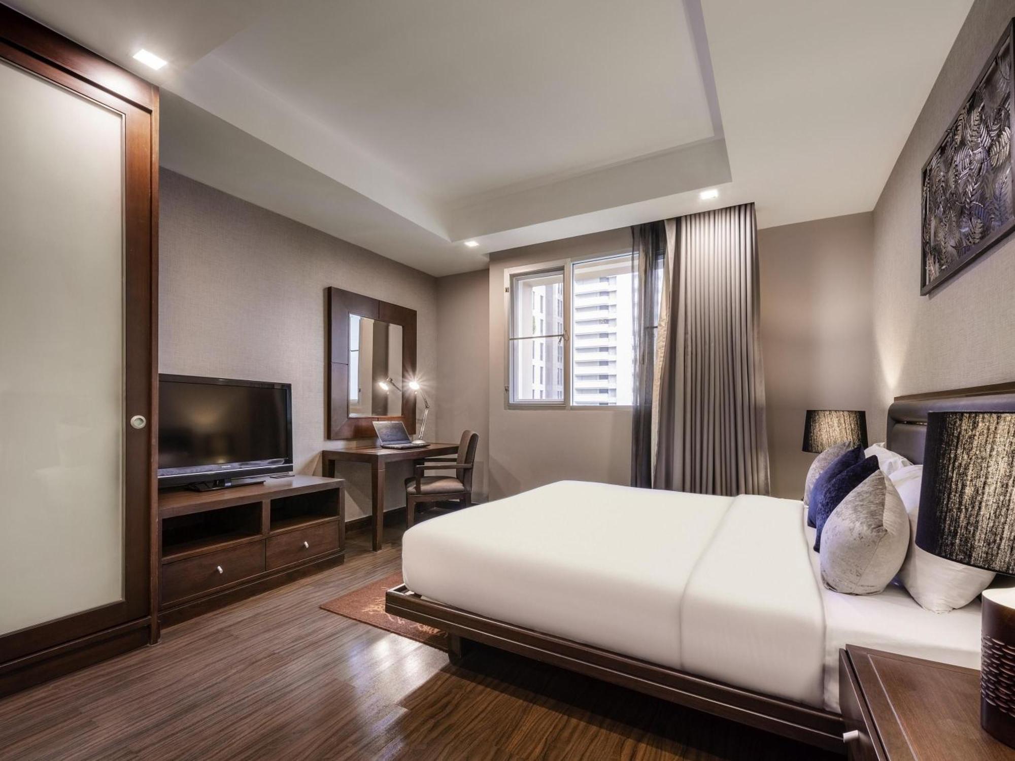 Grand Deluxe King Suite Living Room Balcony