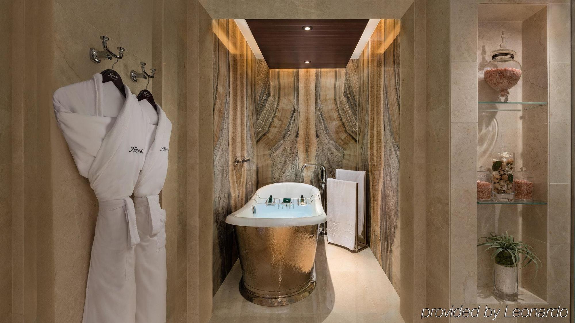 Chalet Aspen Ski con 2 Camere da Letto - Accesso allo Ski Dubai per 2 persone, Maggiordomo Privato, Trasferimenti per l’Aeroporto Internazionale di Dubai (DBX), Accesso alla Lounge con Tè Pomeridiano, Cocktail Serali, Spuntini e Tartine