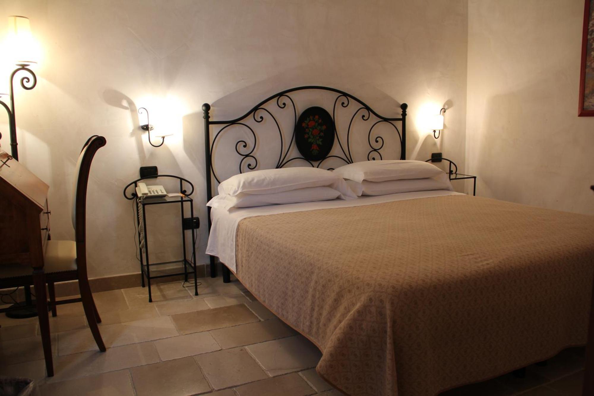 Standard Double Room,61920136:JPEG