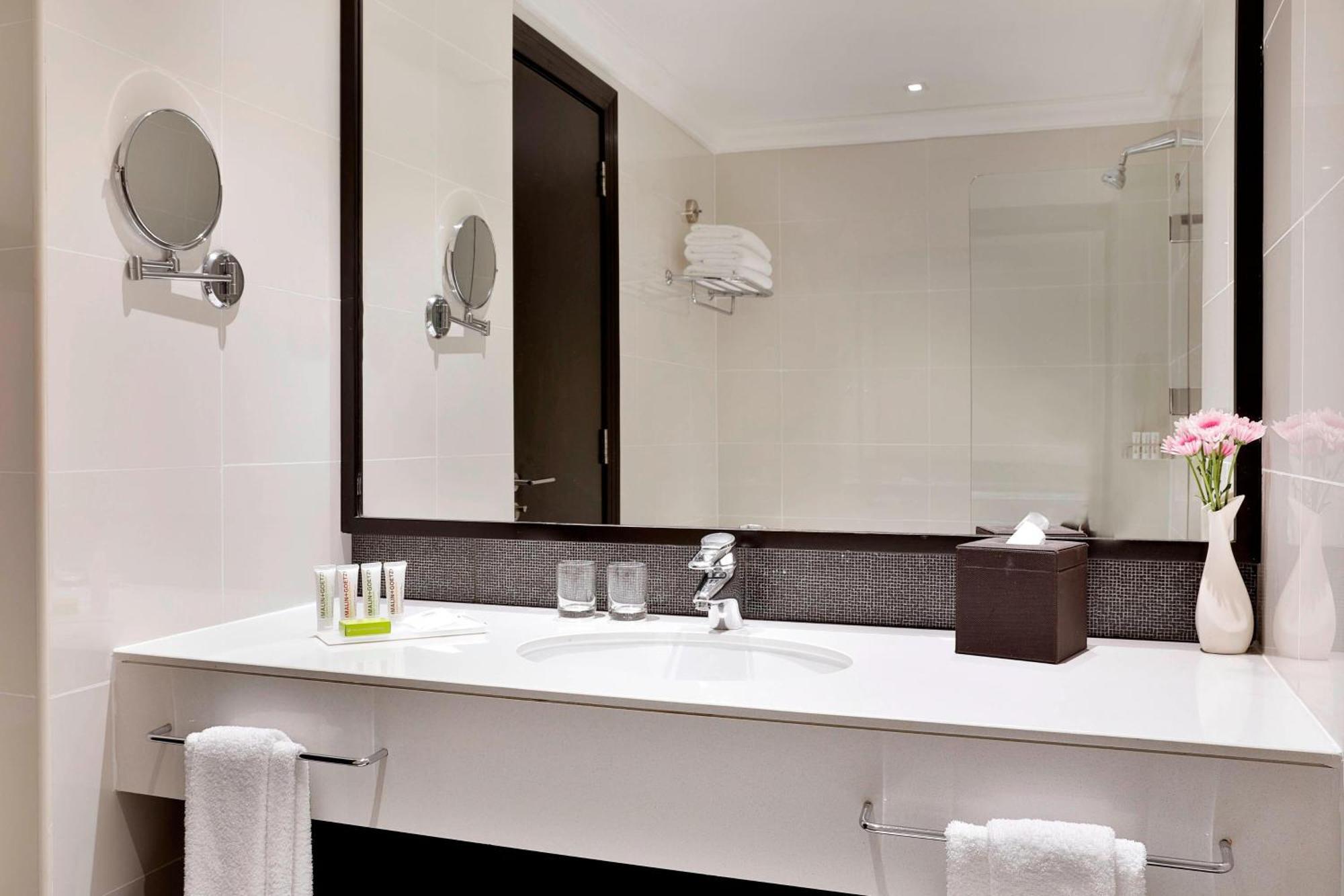 Deluxe Skyline View, 1 King,1539714379:JPEG