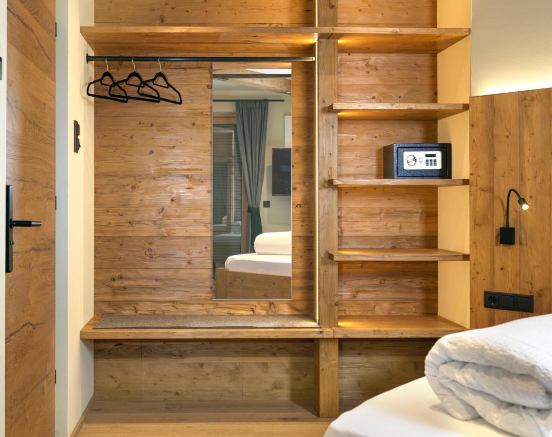 Double Room with Balcony,943669147:JPEG
