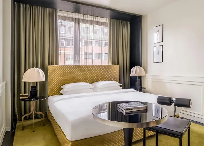 Roomers Munich, Autograph Collection